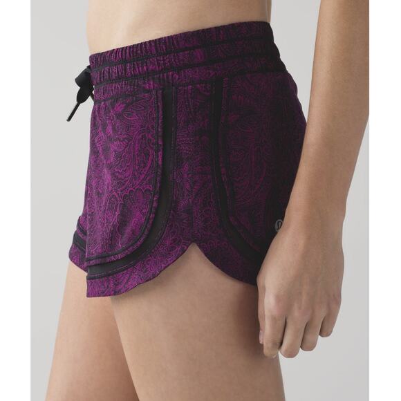 Lululemon Make‎ A Move Shorts Paisley Purple and Black Size 4 - Picture 1 of 6